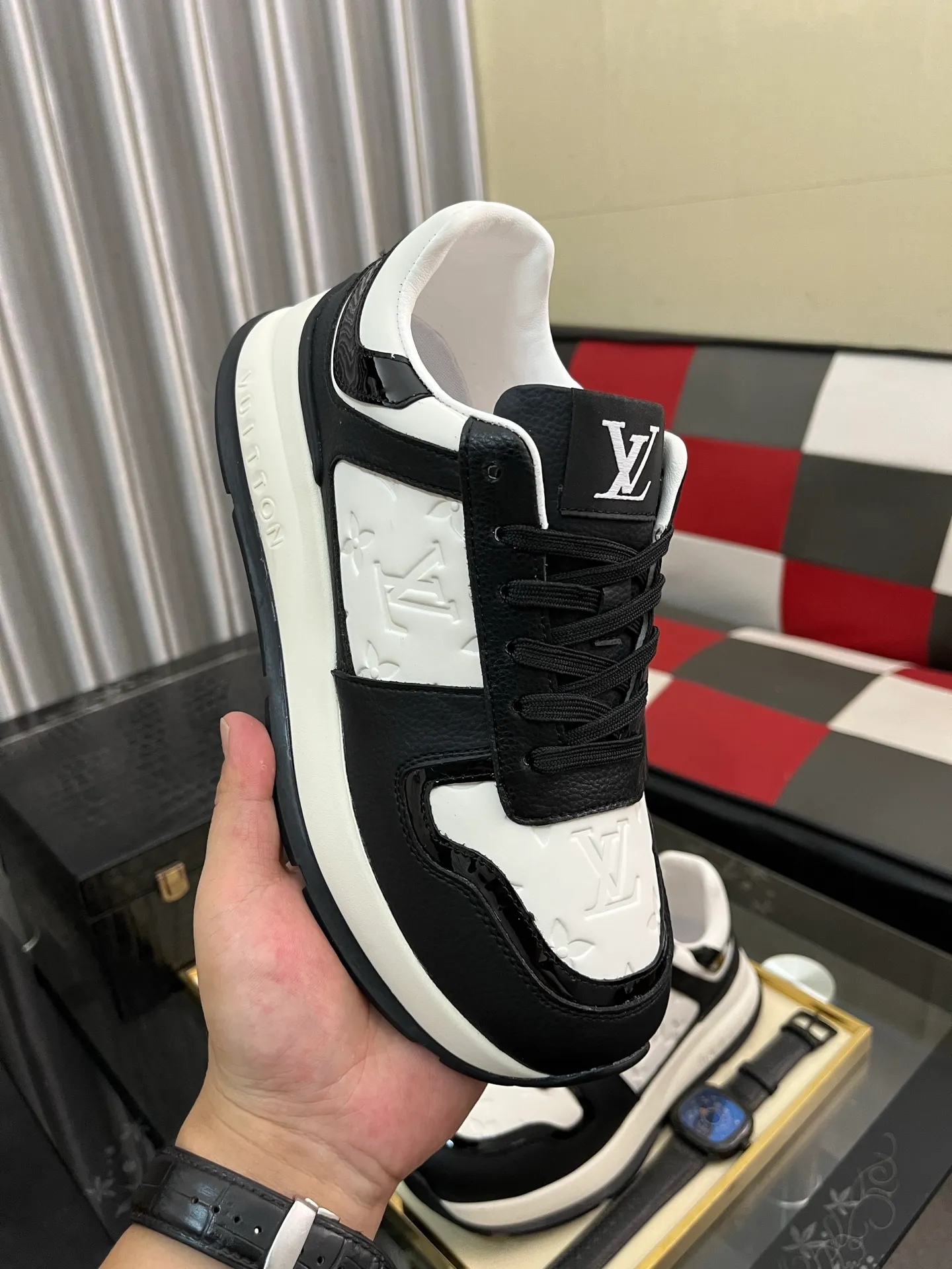Men's shoes💰438⌚️⌚️《Louis vuitton/LV Louis Vuitton》original quality.~ Unique modern style sneakers. 🏃A must-have casual shoe for trendy men😍😍 Original brand imported from Italy, imported original leather, cowhide lining (refuses to discolor and grind feet) Sole: Original sole provided by the original factory, French lazy style design ⚠️Fit to the feet Original quality code number: 38-443️⃣Colors available
